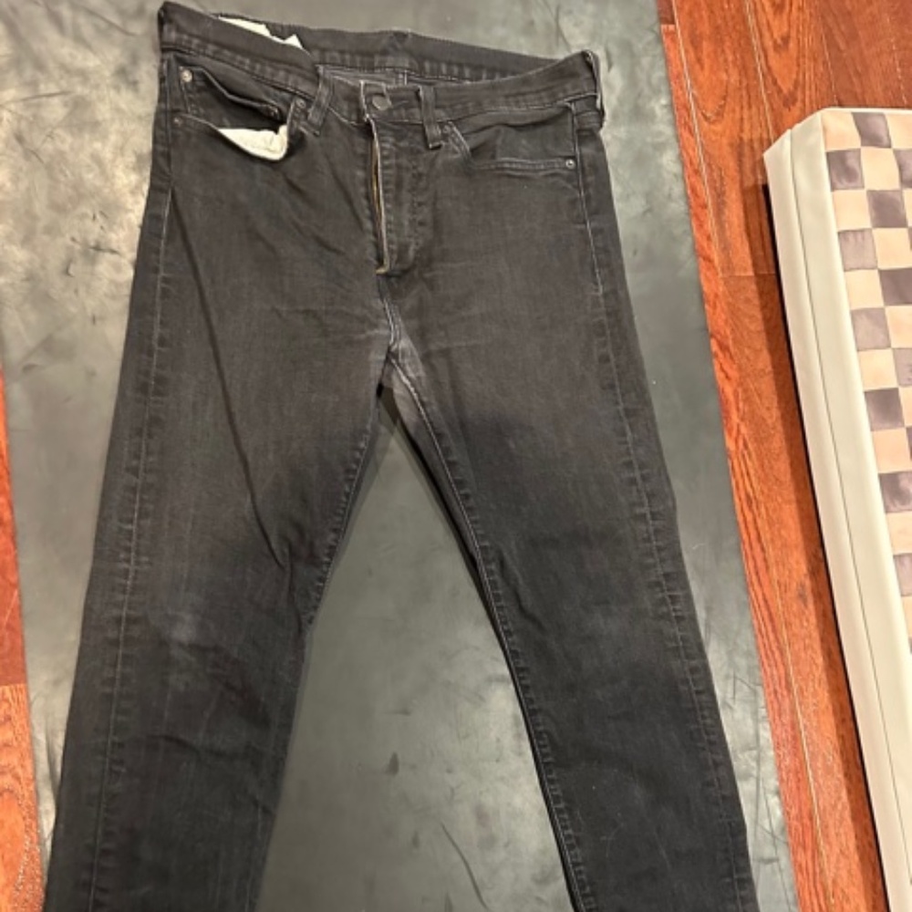 LEVI's Men's straight legged  jeans
